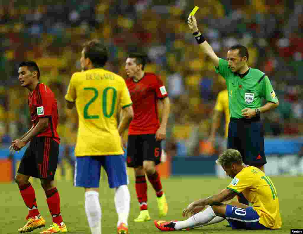 باسٹھویں منٹ میں میکسیکو کے کھلاڑی وازکویز کو ریفری نے یلو کارڈ دیکھایا