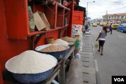 Beras impor dan produksi lokal dijajakan dalam baskom di depan sebuah toko di pasar Obalende di Lagos, Nigeria, 3 Maret 2016. Nigeria adalah salah satu negara yang mengandal pasokan beras non-Basmati dari India. (Foto: C. Stein/VOA)