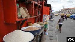 Local and imported rice is sold from bowls in front of a shop in Obalende market in Lagos, Nigeria, March 3, 2016. (C. Stein/VOA)