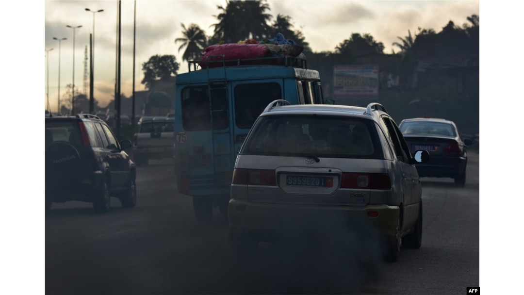 Sebuah mobil mengeluarkan asap hitam di Abidjan, 16 September 2016.