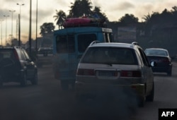 Sebuah mobil mengeluarkan asap hitam di Abidjan, 16 September 2016.