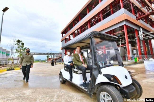 Presiden Jokowi meresmikan pabrik biodiesel PT Jhonlin Group di Tanah Bumbu, Kalsel, 21 Oktober 2021. (Foto: Agus Suparto/Twitter@Jokowi)