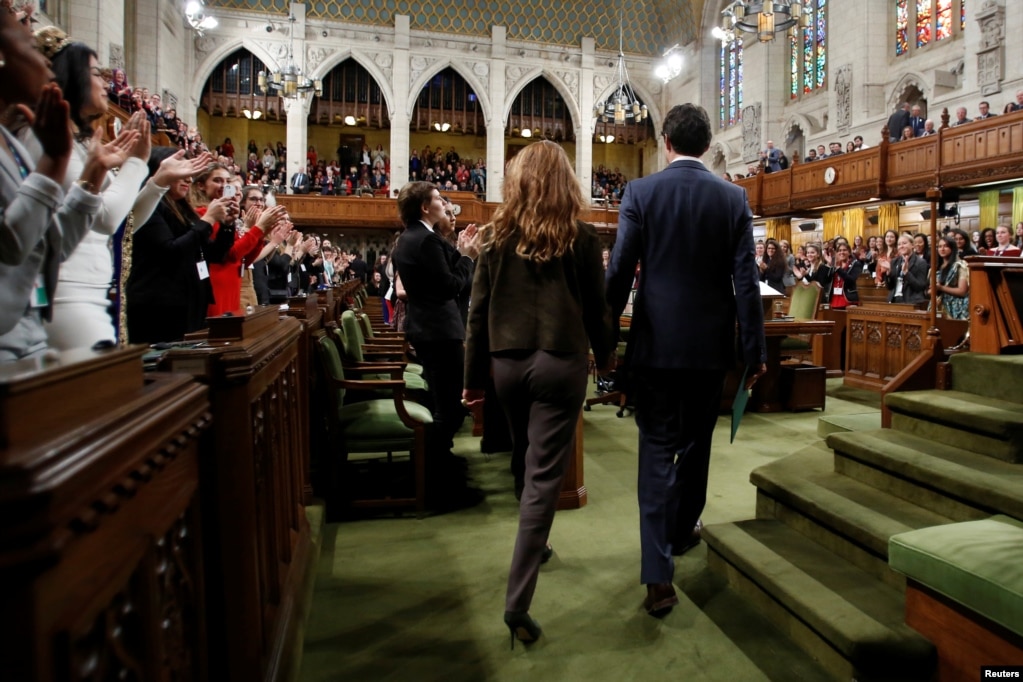 加拿大总理特鲁多和夫人手拉手走入议会下议院，参加妇女节活动（2017年3月8日）