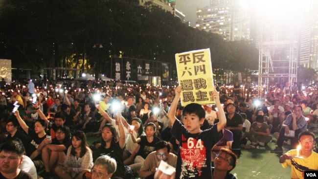 十多万港人参加维园六四烛光悼念集会 （美国之音图片/海彦拍摄 2017年6月4日）