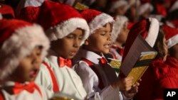Anak-anak menyanyikan lagu-lagu Natal di Gereja (foto: ilustrasi). 