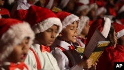 پاکستانی مسیحی بچے کراچی کے سینٹ پیٹرک چرچ میں کرسمس کا روایتی گانا گاتے ہوئے۔ 