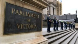 Polisi berjaga di tangga menuju gedung parlemen Victoria di Melbourne, 30 September 2021, di tengah pandemi COVID-19.