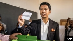 Andry Rajoelina vote à Antananarivo le 7 novembre 2018.