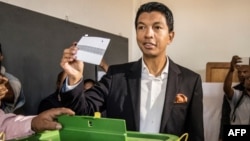 Le candidat à la présidentielle malgache, Andry Rajoelina, a voté à Antananarivo le 7 novembre 2018.