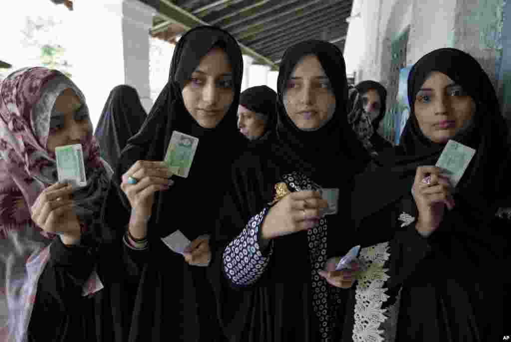 ملک بھر سے خواتین نے حق رائے دہی میں بڑھ چڑھ کر حصہ لیا۔