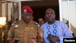 Le lieutenant-colonel Yacouba Isaac Zida (G) se réunit avec le chef de l'opposition Zéphirin Diabré à Ouagadougou, capitale du Burkina Faso, le 2 nov 2014.