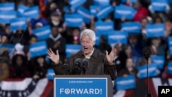 ອະດີດປະທານາທິບໍດີ Bill Clinton ຂະນະຫາສຽງຊ່ວຍ ທ່ານໂອບາ ມາ ທີ່ລັດ Virginia ຊຶ່ງເປັນລັດນຶ່ງທີ່ມີຄະແນນ ສູສີກັນນັ້ນ, ວັນທີ 3 ພະຈິກ 2012.