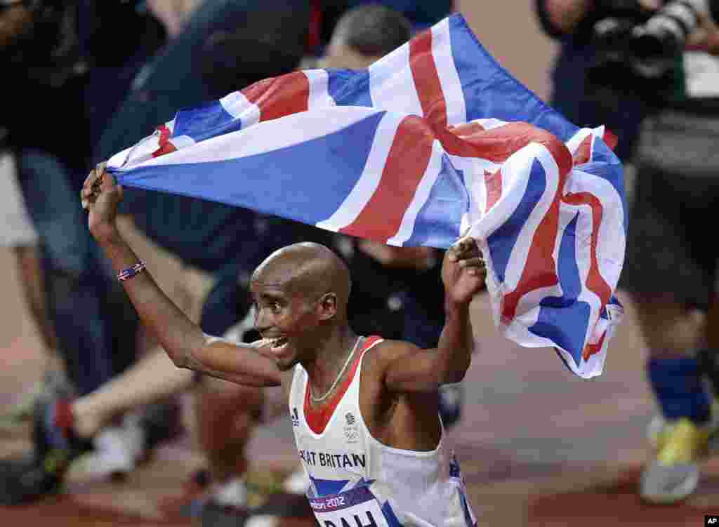 Mo Farah oo u dabaaldegaya guusha uu ku guuleystay orodka 10-kun ee mitir. Olympic Stadium, London, August 4, 2012.