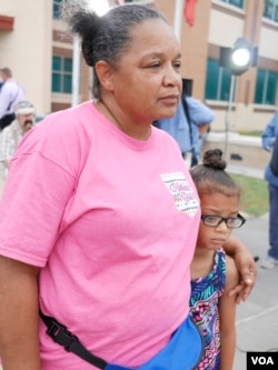 Stephanie Wesson and her daughter Shayla pay their respects at the Dallas memorial site outside police headquarters in Texas, July 11, 2016. (M. O'Sullivan/VOA)