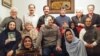 اعضای کانون مدافعان حقوق بشر در کنار علیرضا رجایی هنگام اهدای جایزه تلاشگر حقوق بشر 