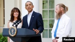 U.S. President Barack Obama stands with Bob Bergdahl (R) and Jami Bergdahl (L) as he delivers a statement about the release of their son, prisoner of war U.S. Army Sergeant Bowe Bergdahl, in the Rose Garden at the White House in Washington May 31, 2014.