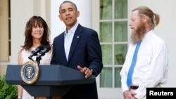 U.S. President Barack Obama stands with Jami and Bob Bergdahl (R) as he delivers a statement about the release of their son, prisoner of war U.S. Army Sergeant Bowe Bergdahl, in Washington May 31, 2014.