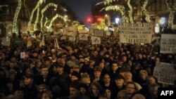 Desetine hiljada ljudi protestuju u centru Budimpešte zbog stupanja na snagu novog ustava (2. januar 2012.)