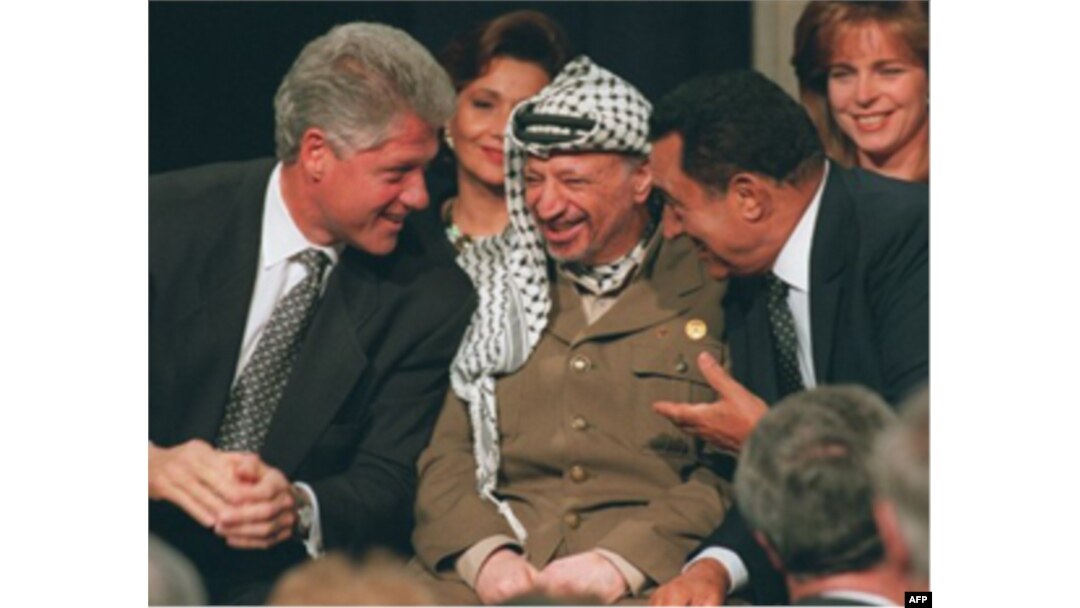 AQSh sobiq prezidenti Bill Klinton, Falastin ma'muriyati sobiq rahbari Yosir Arofat va Husni Muborak, Vashington, 28 sentabr 1995