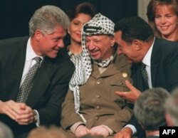 AQSh sobiq prezidenti Bill Klinton, Falastin ma'muriyati sobiq rahbari Yosir Arofat va Husni Muborak, Vashington, 28 sentabr 1995