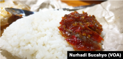 Sambal terasi di kemasan nasi mungil berikut sambal teri atau tempe seharga seribu rupiah. (Foto: VOA/Nurhadi)