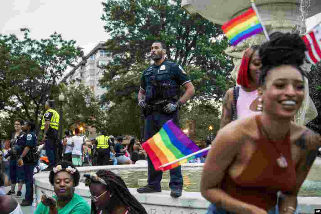 روز شنبه در حاشیه مراسم &laquo;افتخار به دگرباشی جنسی در واشنگتن پایتخت آمریکا، صدایی موجب نگرانی شد و برخی فکر کردند تیراندازی است. پلیس گفت تیراندازی نبوده است. هفت نفر در حال فرار مجروح شدند.