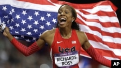 Sanya Richards-Ross de Estados Unidos celebra su triunfo en los 400 metros femeninos.