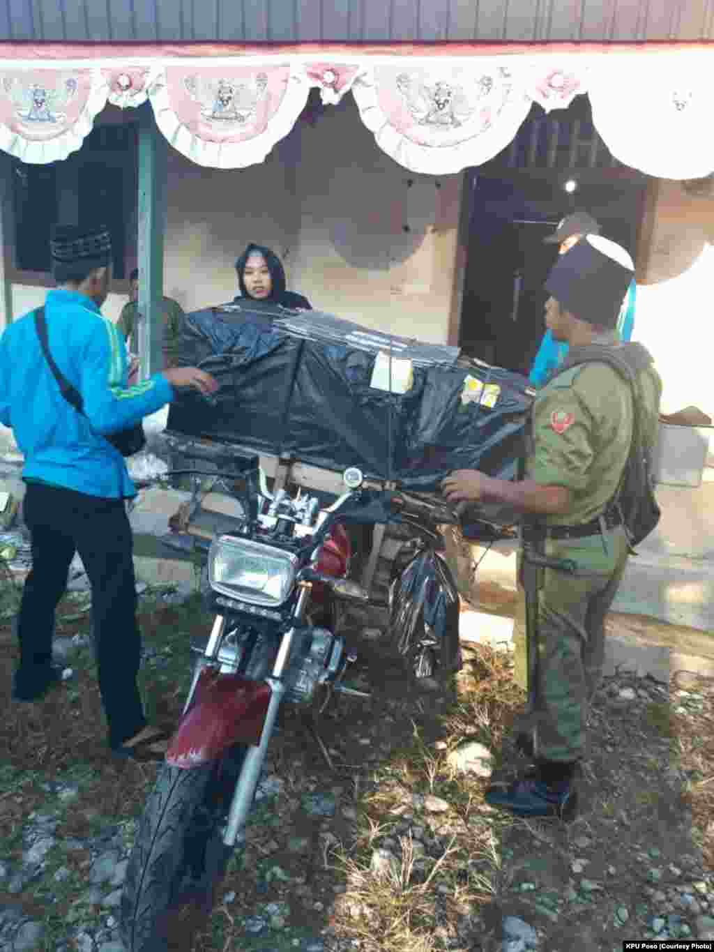 Distribusi logistik pemilu 2019 dengan menggunakan sepeda motor menuju TPS 5 Dusun Ue Lempe, Desa Towu Kecamatan Poso Pesisir karena medan yang berat. Dusun Ue Lempe di kaki gunung Biru termasuk wilayah pelaksanaan operasi Tinombala, 17 April 2019. (Foto