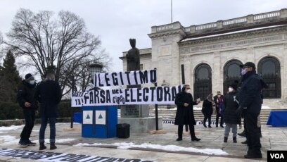 Nicaragüenses protestan frente a la sede de la Organización de Estados Americanos (OEA) en contra del gobierno del presidente Daniel Ortega.