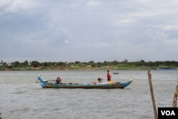 អ្នក​នេសាទ​កំពុង​ចេញ​ទូក​ទៅ​នេសាទនៅ​ទន្លេ​មេគង្គ​ ក្នុង​រាជធានី​ភ្នំពេញ នា​រសៀលថ្ងៃ​ទី​២២ ខែ​ឧសភា ឆ្នាំ​២០២១។​ (កាន់ វិច្ឆិកា/វីអូអេ)