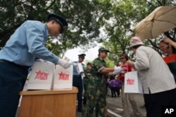 解放军向到访港人分发礼物