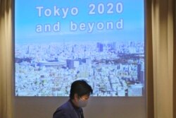 Gubernur Tokyo Yuriko Koike berjalan menuju lokasi konferensi pers di Tokyo, Selasa, 24 November 2020.