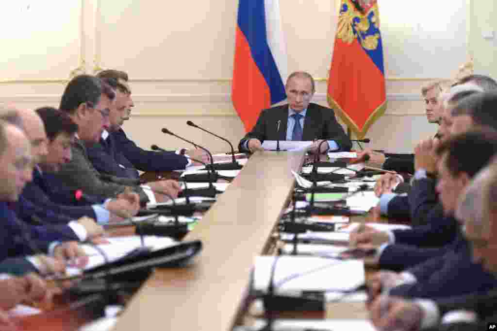 Russian President Vladimir Putin (center) heads the cabinet meeting in the Novo-Ogaryovo residence, outside Moscow, Russia, July 30, 2014.