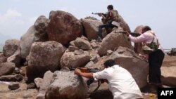 Armed Yemeni supporters of the separatist Southern Movement hold a position during clashes with Shi'ite Houthi rebels in the Mansura district of the southern Yemeni port city of Aden, April 4, 2015.