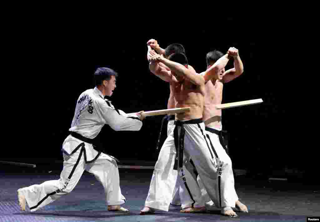 Anggota Federasi Taekwondo Internasional Korea Utara (ITF) menunjukkan keahlian mereka di Markas Besar Taekwondo di Dunia &#39;Kukkiwon&#39; di Seoul, Korea Selatan, 28 Juni 2017.