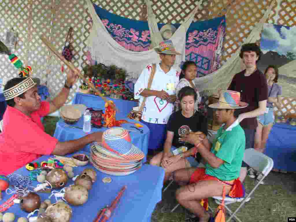 Exponentes de las culturas indígenas comparten sus prácticas milenarias con los visitantes al Smithsonian Folklife Fest.