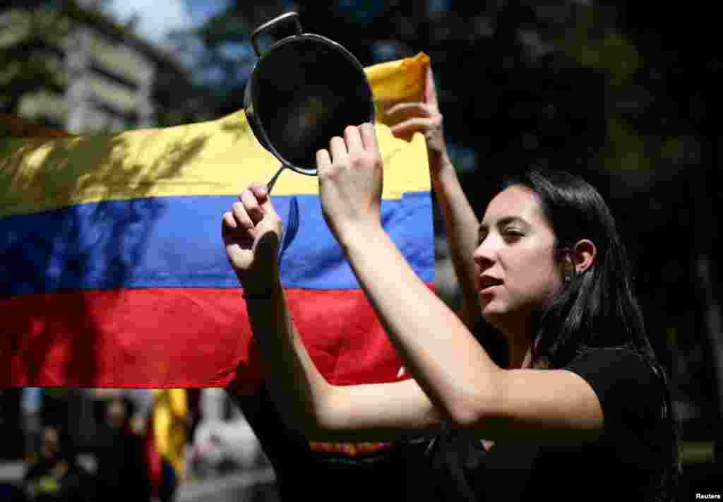 Una manifestante golpea una olla durante una protesta en el Parque Nacional de Bogotá, durante el tercer día del paro nacional, el 23 de noviembre de 2019. REUTERS/Luisa González.