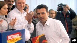 Заев: „Објавувањето на вистината ќе покаже и дека власта на (премиерот Никола, н.з.) Груевски го оневозможила правото на граѓаните на слободни и демократски избори, правото на слободно информирање и изразување како и правото на приватност“