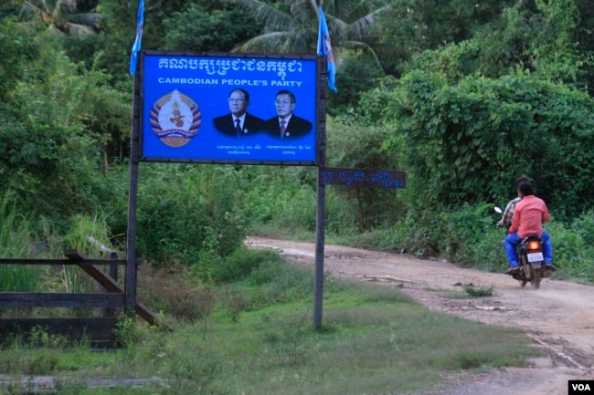 ស្លាកសញ្ញា​គណបក្ស​ប្រជាជនកម្ពុជា ក្នុង​ឃុំ​អូររៃ ស្រុកថាឡាបរិវ៉ាត់ ខេត្តស្ទឹងត្រែង កាល​ពី​ថ្ងៃ​ទី​១៩ ខែតុលា ឆ្នាំ២០១៧។ (ស៊ុន ណារិន/VOA)