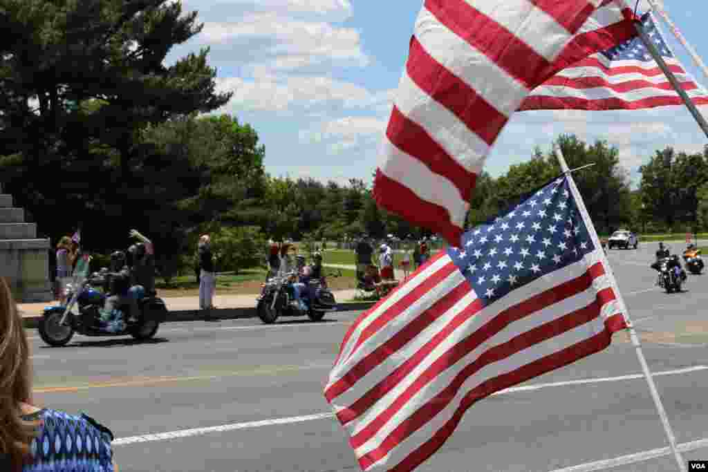 Participants drive in the Rolling Thunder 'Ride for Freedom' in Washington, May 25, 2014. (Brian Allen/VOA)