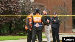 Des policiers surveillant la synagogue à la suite d'une fusillade à Pittsburgh, le 27 octobre 2018.