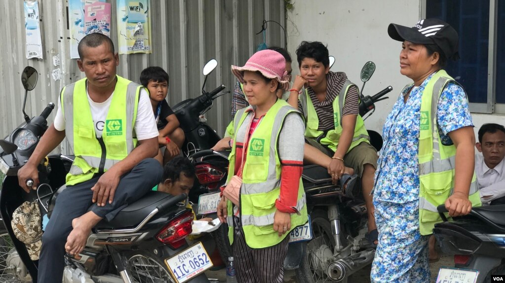 កម្មករក្រុមហ៊ុនស៊ីនទ្រី (ខេមបូឌា) មកប្រមូលផ្តុំគ្នានៅមុខ អគារចតរថយន្តប្រមូលសំរាមរបស់ក្រុមហ៊ុនស៊ីនទ្រីនៅខណ្ឌដង្កោ ទីក្រុងភ្នំពេញថ្ងៃទី១៤ ខែតុលា ឆ្នាំ២០២០។ (ហ៊ុល រស្មី/វីអូអេ)