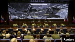 Ruski odbrambeni zvaničnici posmatraju satelitske snimke vazdušnih napada u Siriji