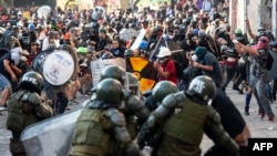 Los manifestantes se enfrentan con la policía durante una protesta contra el gobierno del presidente chileno Sebastián Piñera en Santiago.