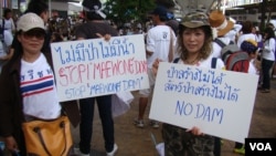 People protest the Mae Wong Dam, Bangkok, Sept. 22, 2013. (Ron Corben for VOA) 