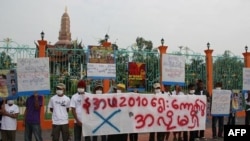 Nhiều người biểu tình chống các cuộc bầu cử Miến Điện bên ngoài một công viên ở Mae Sot, Thái Lan, ngày 07 tháng 11 2010