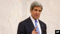 Menlu AS John Kerry berbicara dalam lawatannya di Stockholm, Swedia hari Selasa (14/5). 