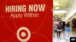 Un cartel ofrece puestos de trabajo en Target.