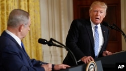 도널드 트럼프 미국 대통령(오른쪽)이 베냐민 네타냐후 이스라엘 총리와 15일 백악관에서 가진 공동기자회견에서 발언하고 있다.