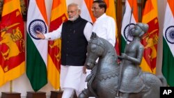 16일 인도 뉴델리를 방문한 마이트리팔라 시리세나 스리랑카 대통령(오른쪽)이 나렌드라 모디 인도 총리와 함께 회담 장소로 들어서고 있다.